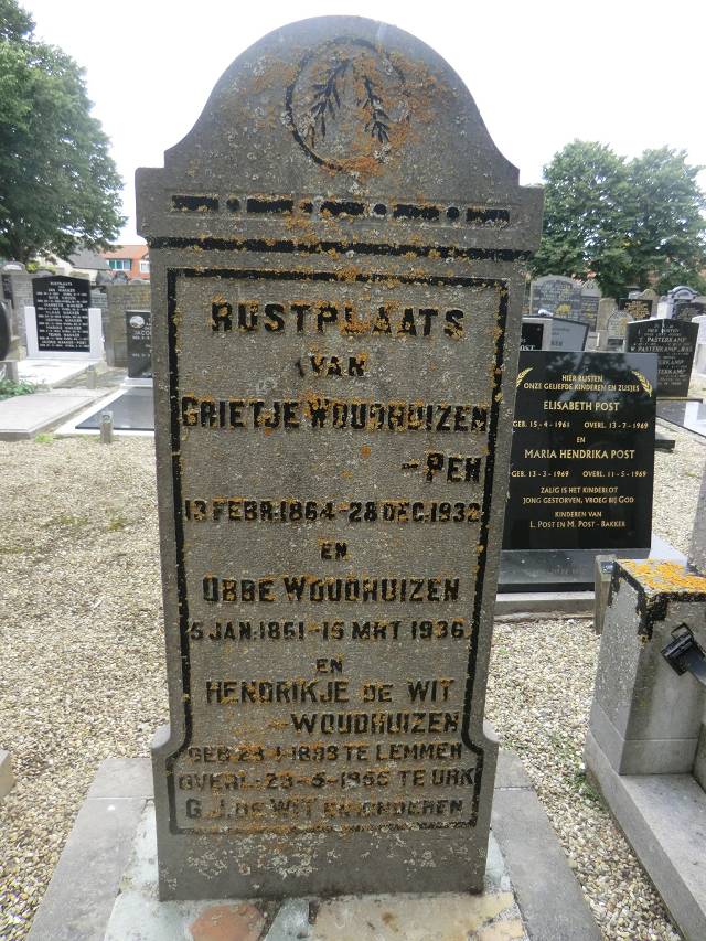 Laatste rustplaats van Grietje Woudhuizen-Pen, Obbe Woudhuizen en Hendrikje de Wit-Woudhuizen