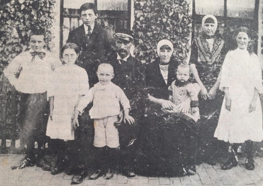 Familiefoto van de Urker familie de Wit, met vader Arie de Wit en moeder Josephina Maria de Wit